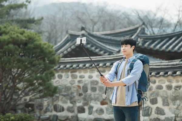 Kore Seyahat Eden Genç Bir Adam Onun Smartphone Kullanarak Fotoğraf — Stok fotoğraf