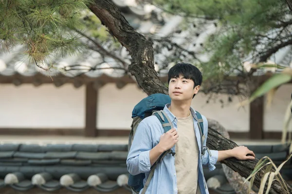Молода Людина Робить Backpacking Поїздку Корейської Традиційний Будинок — стокове фото