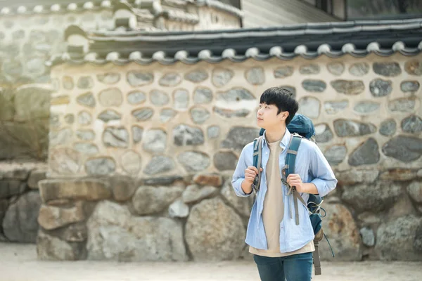 在韩国传统的房子里做背包旅行的年轻人. — 图库照片