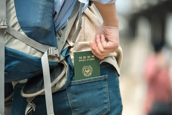 Los Viajeros Sacan Sus Pasaportes Coreanos Los Bolsillos Traseros Sus Imagen de archivo