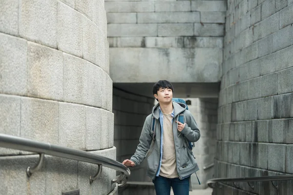 Ένας Νεαρός Άνδρας Που Κάνει Ένα Backpacking Ταξίδι Μια Κορεατική — Φωτογραφία Αρχείου