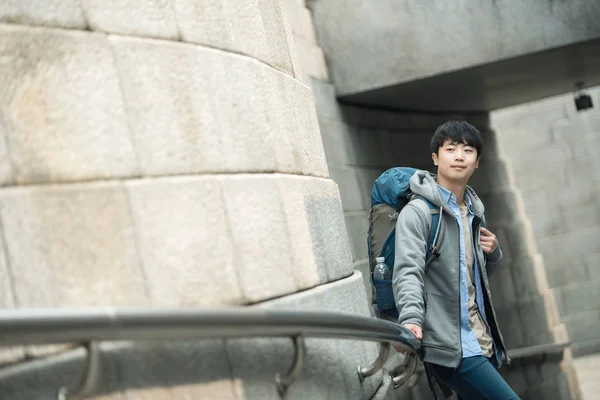 一个年轻男子在韩国传统的房子里做背包旅行 — 图库照片