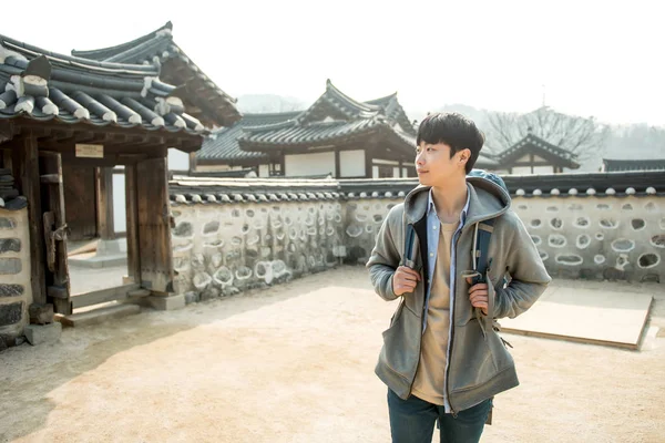 Νεαρός Άνδρας Ταξιδεύει Στην Κορέα — Φωτογραφία Αρχείου