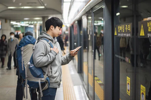 Joven Viajando Corea Hombre Esperando Metro Imagen de stock