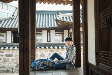 Kore'de seyahat genç adam. Kore geleneksel ev