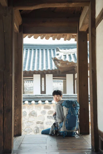 Νεαρός Άνδρας Ταξιδεύει Στην Κορέα Κορεατικά Παραδοσιακό Σπίτι — Φωτογραφία Αρχείου
