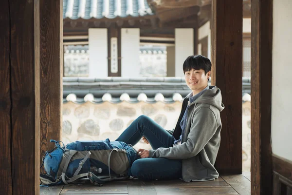 Νεαρός Άνδρας Ταξιδεύει Στην Κορέα Κορεατικά Παραδοσιακό Σπίτι — Φωτογραφία Αρχείου