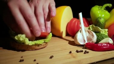 Restoranda hamburger yemek