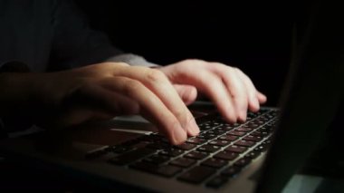 Bilgisayarın arkasında freelancing eğlenceli