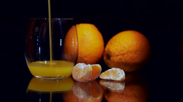 Un vaso de jugo de naranja fresco — Vídeos de Stock