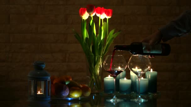 En romantisk middag med levande ljus — Stockvideo