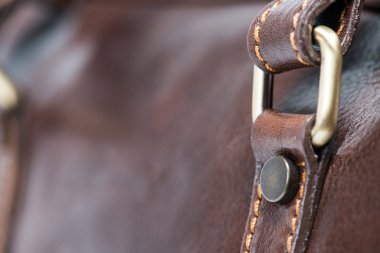 Askıları ile kahverengi deri çanta