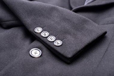 Özel düğmeler üzerinde siyah ceket