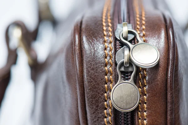 Braune Ledertasche mit Reißverschluss — Stockfoto