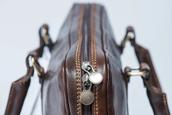 Braune Ledertasche mit Reißverschluss — Stockfoto