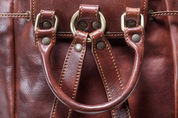 Braune Ledertasche mit Riemen — Stockfoto