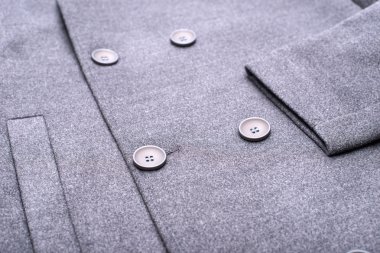 Özel düğmeler üzerinde gri ceket