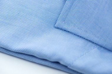 Nakış ile mavi gömlek