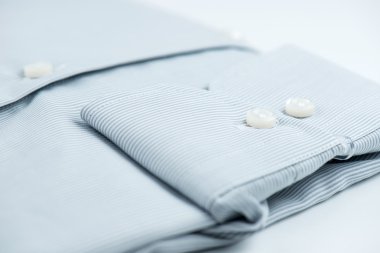 stap ayrıntıları ile beyaz gömlek