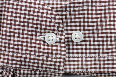 Beyaz ve kahverengi kayış gömlek