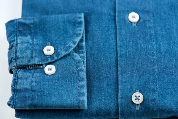 Detalles de la camisa vaquera azul — Foto de Stock