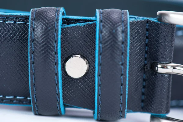 Details zum schwarzen klassischen Gürtel mit blauer Linie — Stockfoto