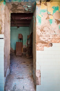 Eski abandone evin giriş