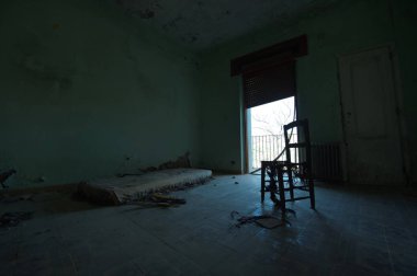 Sadece bir sandalye ve yatak ile oda yok