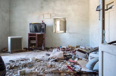 Mobilya ve eski televizyon ile oda yok