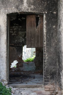 Depremden sonra eski entrace bir eski evde yok