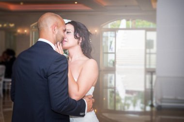 Gelin ve damat dans ve öpüşme