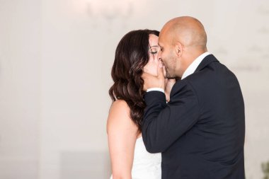 Gelin ve damat dans ve öpüşme