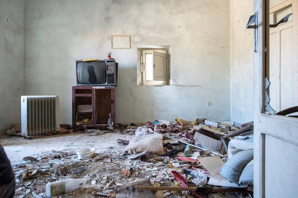 Mobilya ve eski televizyon ile oda yok