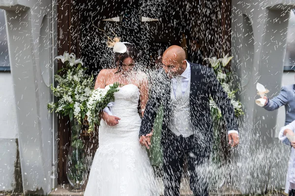 Sposi novelli che lasciano la chiesa — Foto Stock