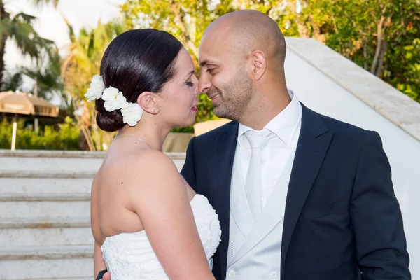 Mariée et marié baisers dans le jardin — Photo