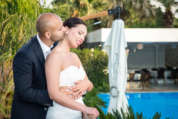 Mariée et marié posant dans le jardin — Photo