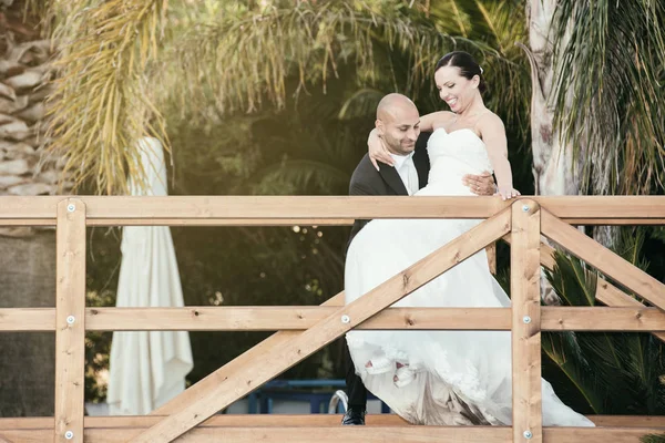 Mariée et marié posant dans le jardin — Photo