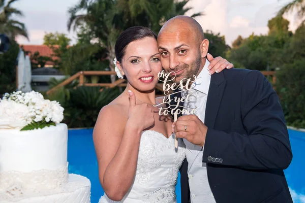 Boisson de mariée et marié devant le gâteau — Photo