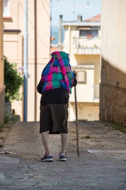 yaşlı kadın küçük şehirde yürüyüş