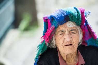 yaşlı kadın küçük şehirde yürüyüş