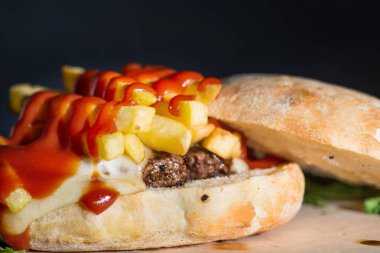 et, peynir ve ketçap sandviç