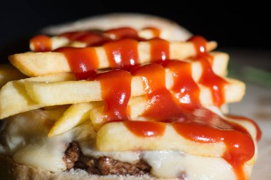 et, peynir ve ketçap sandviç