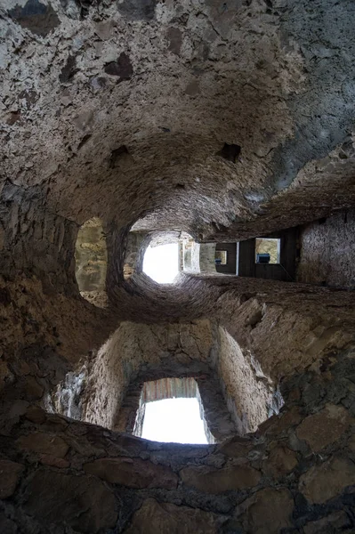 Torre velha na pequena aldeia da época romana, Itália — Fotografia de Stock