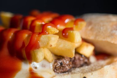 et, peynir ve ketçap sandviç