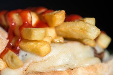 et, peynir ve ketçap sandviç