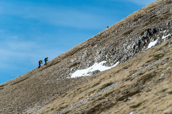 Dos escalada de los hombres de montaña — Foto de Stock