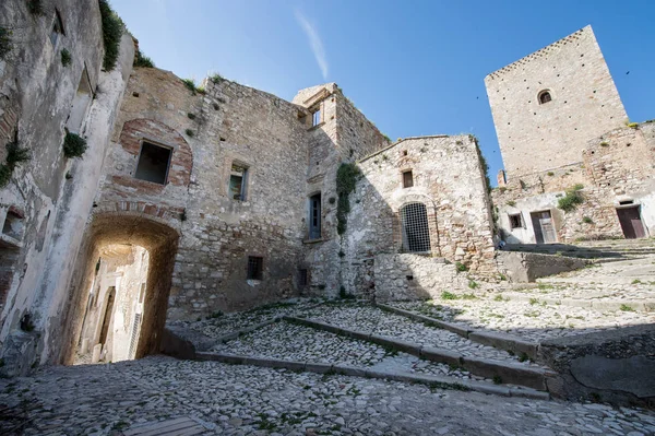 Eski şehir Craco Basilicata