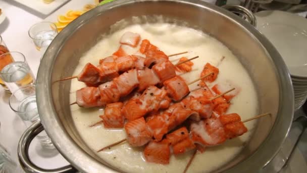 Brochettes de saumon. kébab — Video