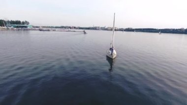 Denizde yüzen bir yat. Nehirde bir yat yelken.
