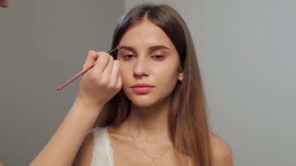 Maquiagem diurna. A cronologia. jovem menina — Vídeo de Stock